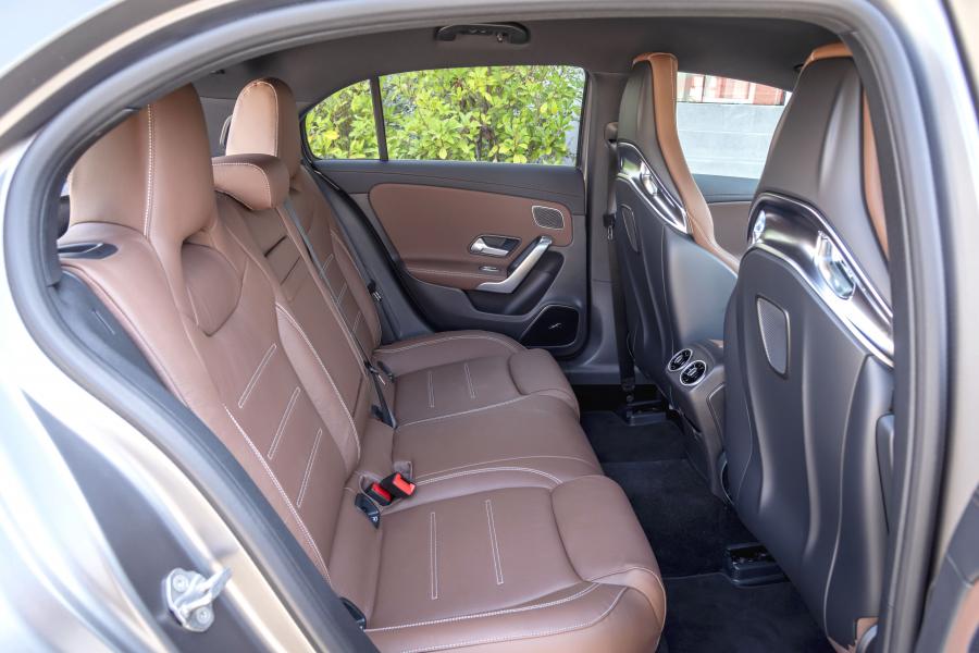 Интерьер Mercedes-AMG A45 S 4Matic+ (W177) 2019 года  (WW) (фото 73 из 90)